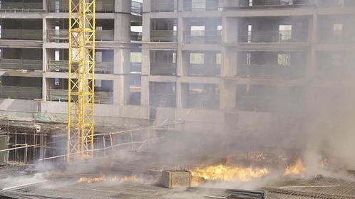 鄂尔多斯市建设工程施工现场突发火情，消防部门迅速出动成功处置